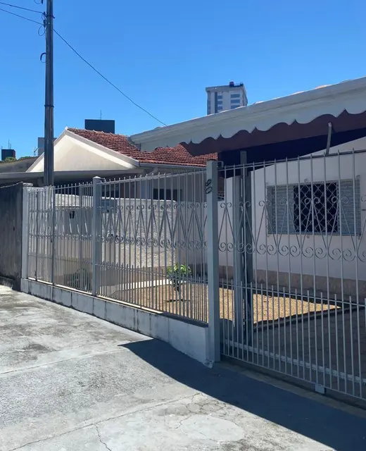 Casa com terreno amplo no Jardim das Nações