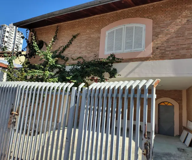 Casa no Centro, perto da Av. do Povo