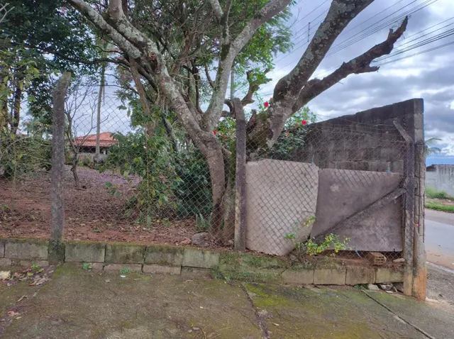 Terreno de esquina na Quinta das Frutas